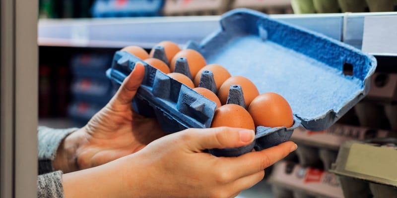 يسبب التسمم.. تخزين البيض في باب الثلاجة يشكل خطرا كبيرا