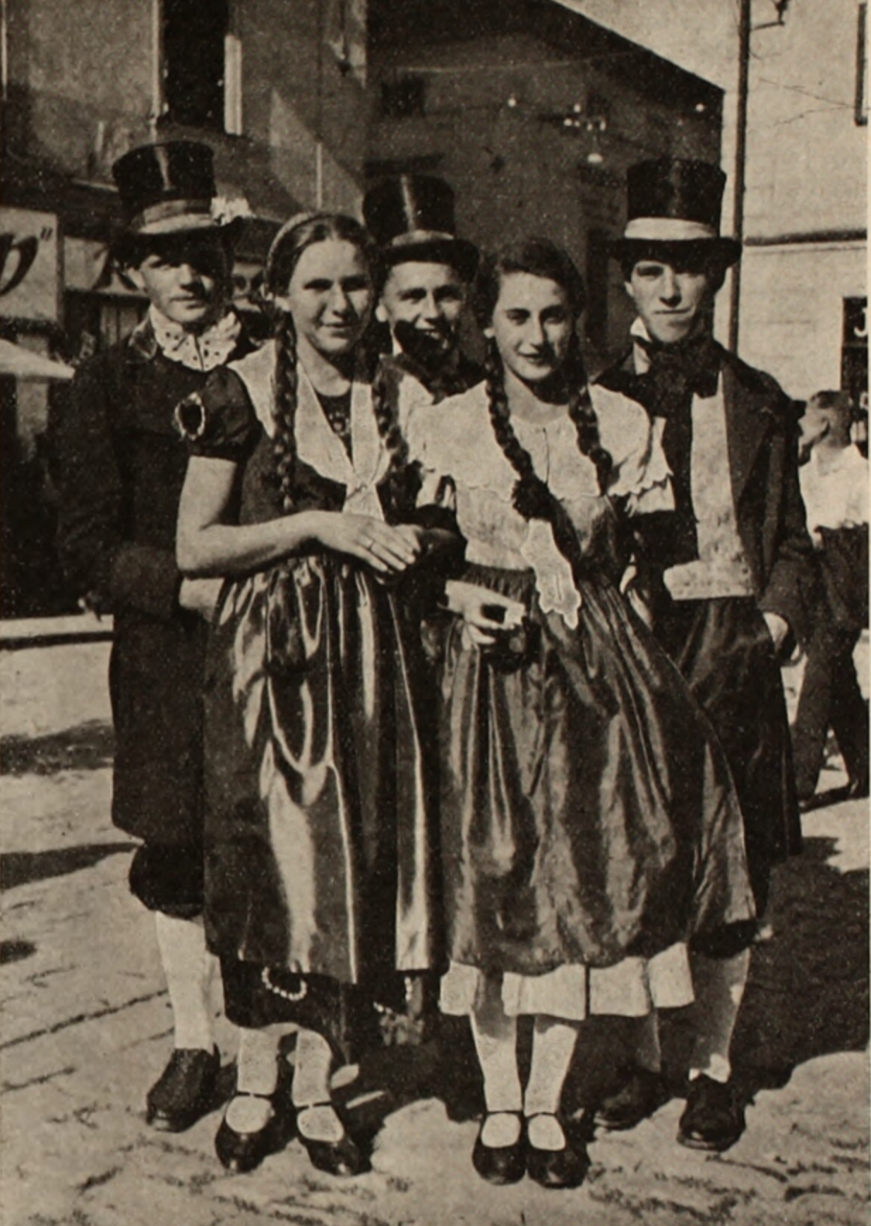 Tesstaler Tracht (Nordmähren) von Burschen und Mädchen (Quelle: Bundeskalender 1937, Vol. 41, S. 119)