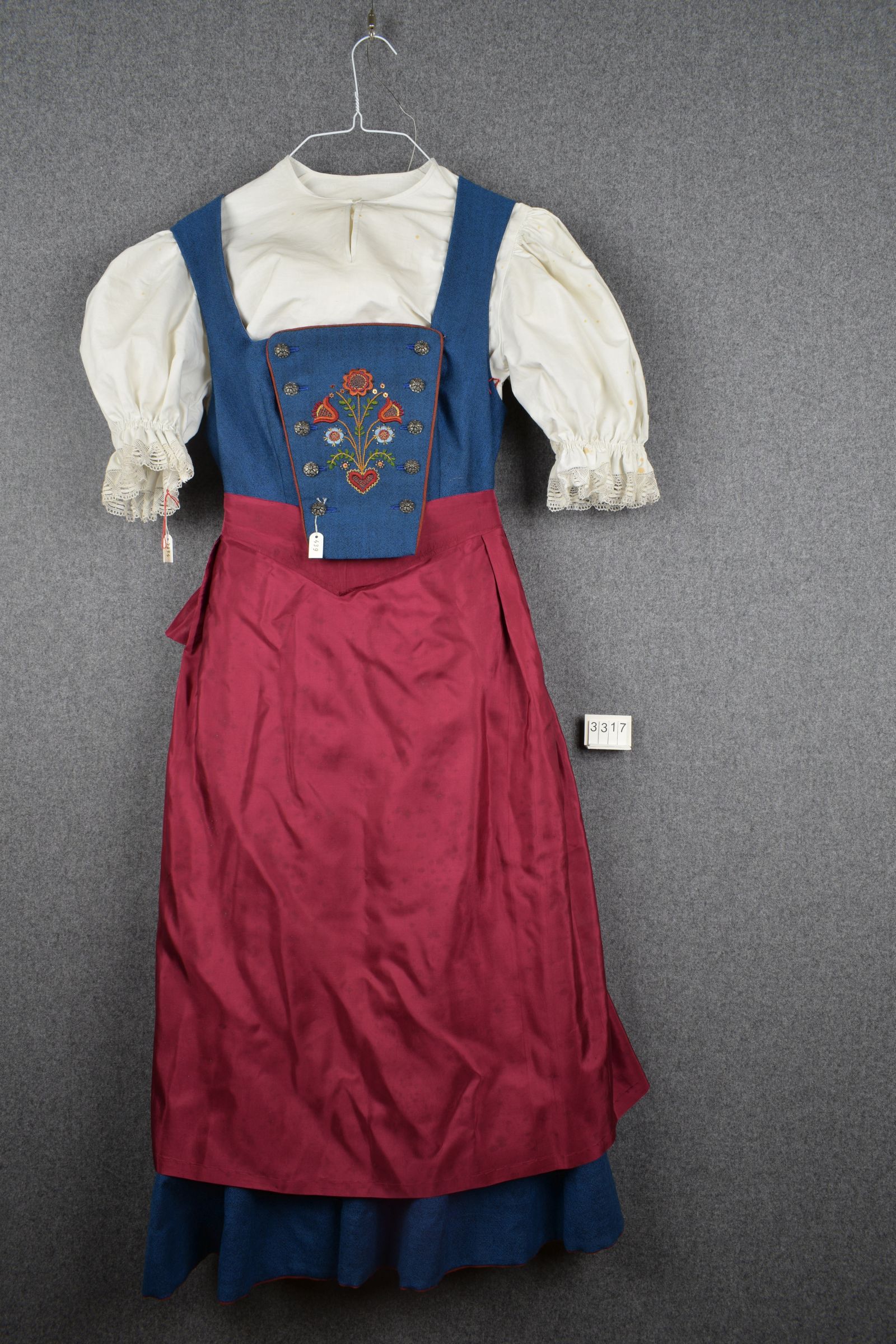 1930 Trachtenkleid mit Vorstecker und Saueuterknöpfen (Heimatmuseum Freudenthal/Altvater in Memmingen)