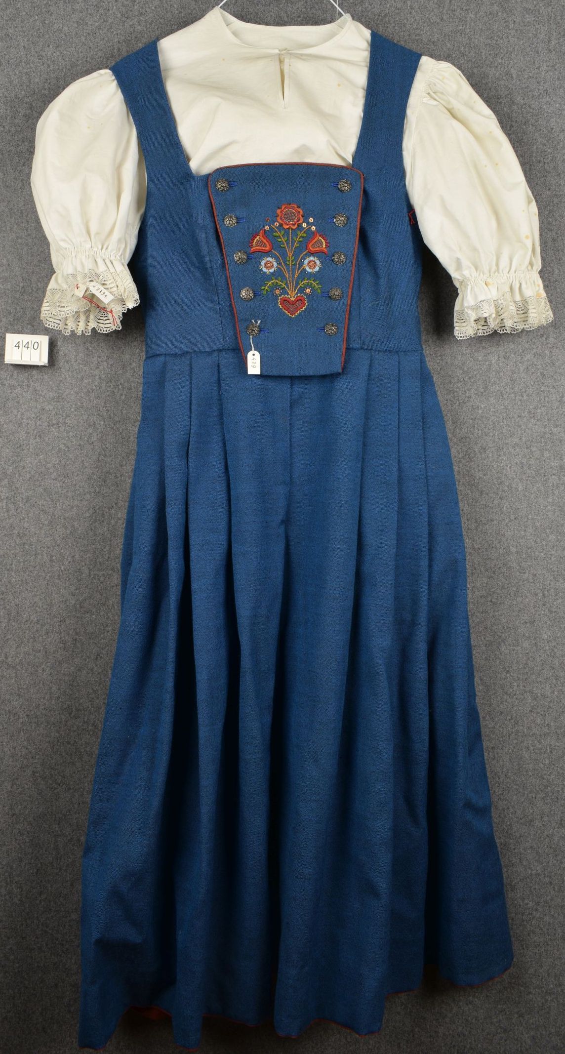 1930 Trachtenkleid mit Vorstecker und Saueuterknöpfen ohne Schürze (Heimatmuseum Freudenthal/Altvater in Memmingen)