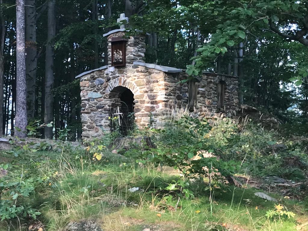 Kreuzwegskapelle mit Grabesdarstellung überhalb der Maria-Hilf-Anlage