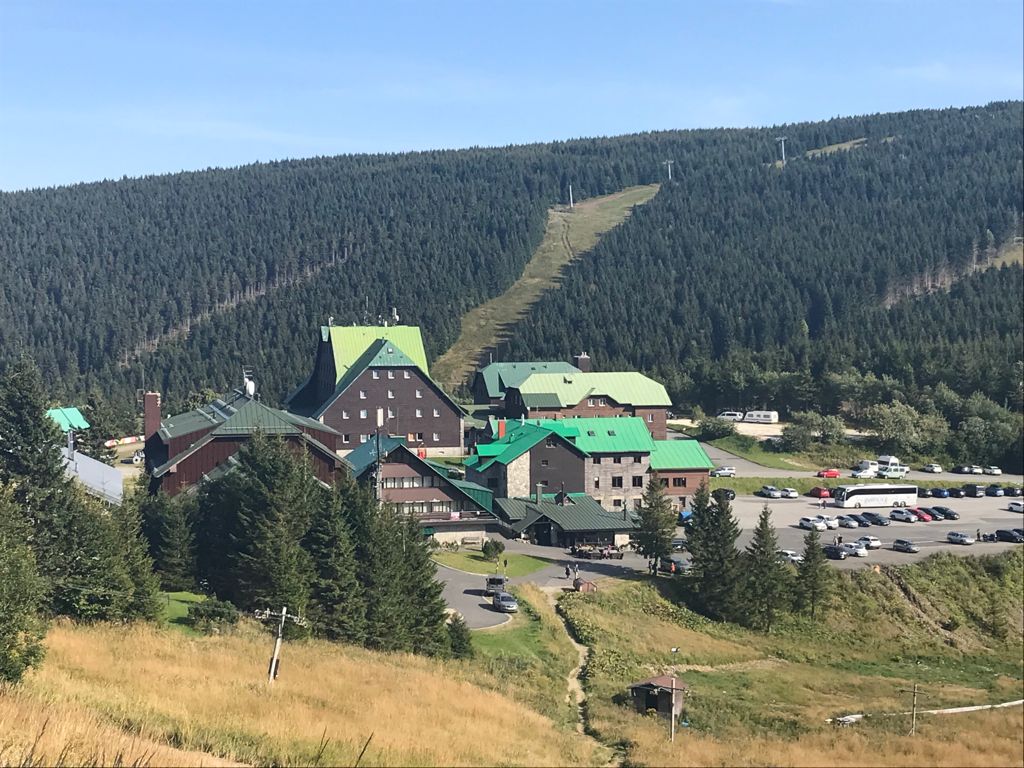 Bauden am Roten-Berg-Sattel