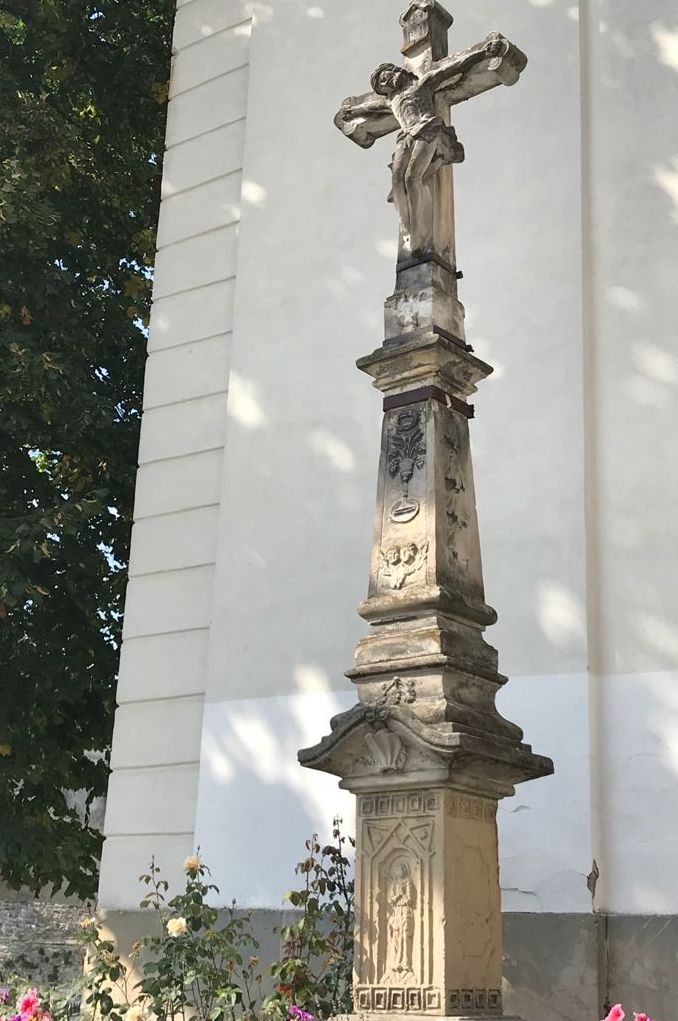 Kreuz vor  klassizistischer Kirche bei der Eulenburg