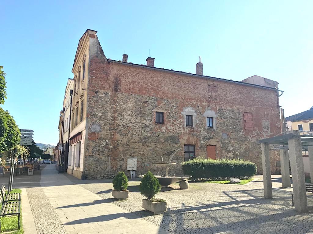 Baulücke im Straßenanger zum Platz umgestalltet