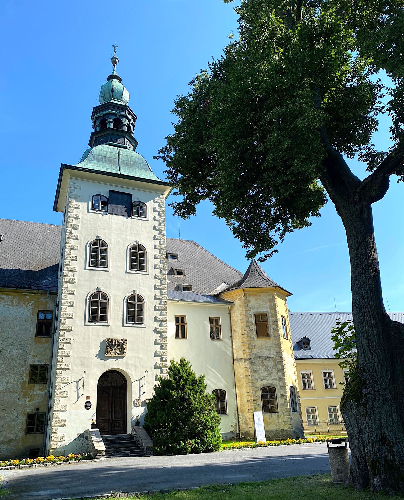 Schloss Janowitz – das Schloss diente 1946 als Internierungslager für die deutsche Bevölkerung aus dem Raum Römerstadt