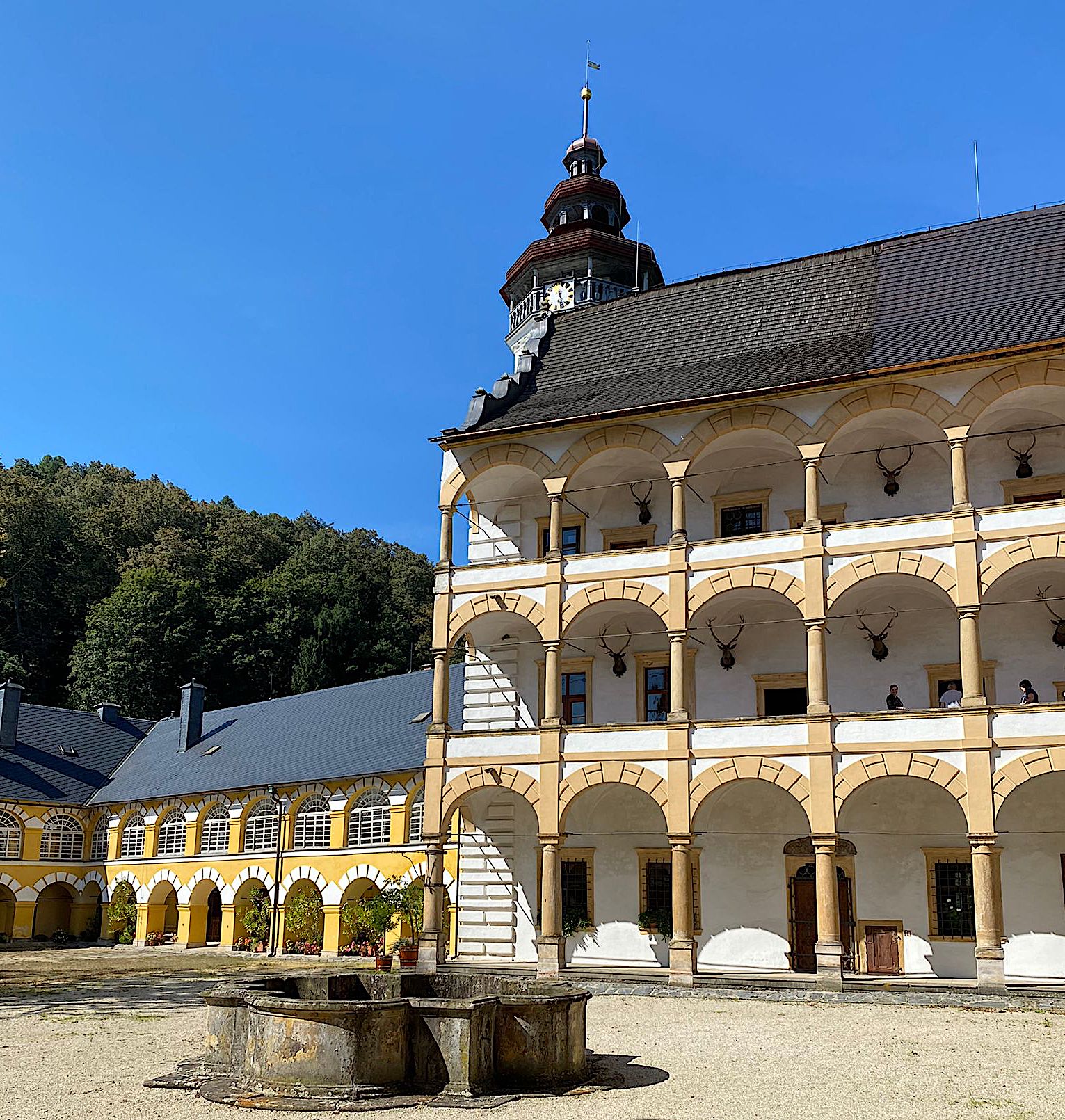 Barockanbau links als Wohnbau – Groß Ullersdorf ist bekannt als Schauplatz von Hexenprozessen