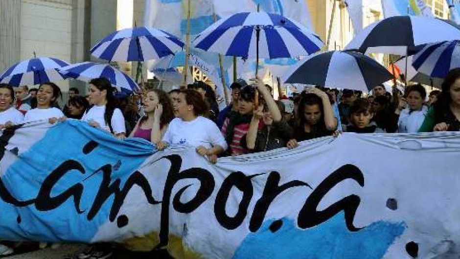 Las inexplicables formas en que el relato, la ideología, cambia ligeramente los sucesos de la historia,