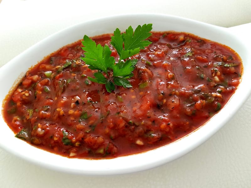 EZME : Salade de tomates en purée épicée avec oignons, carottes, persils