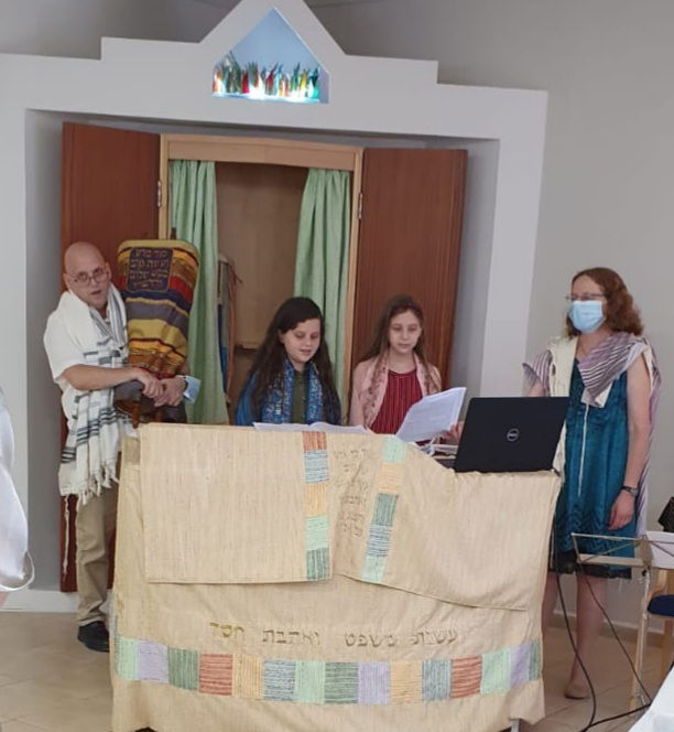 כל בני ובנות המשפחה יושבים יחד