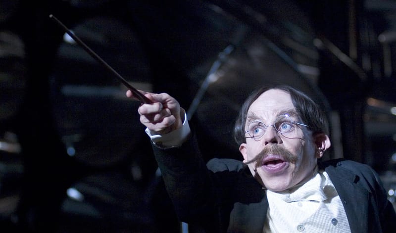 FILIUS FLITWICK: o Bruxo da Corvinal, “os que têm a mente sempre aberta; homens de grande espírito e saber”