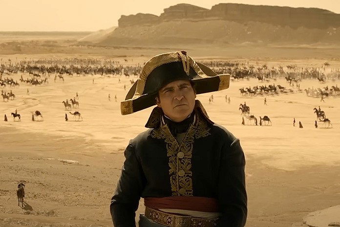“NAPOLEÃO”, de Ridley Scott se preocupa em narrar fragmentos históricos a se perder na grandiosidade do personagem