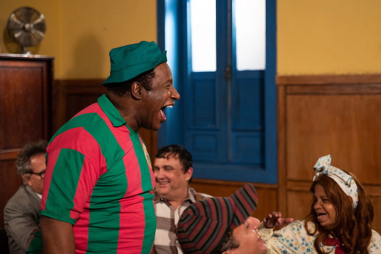“MUSSUM, O FILMIS” não foca nos dilemas que o personagem enfrentou na TV brasileira, mas honra com o legado que ele criou