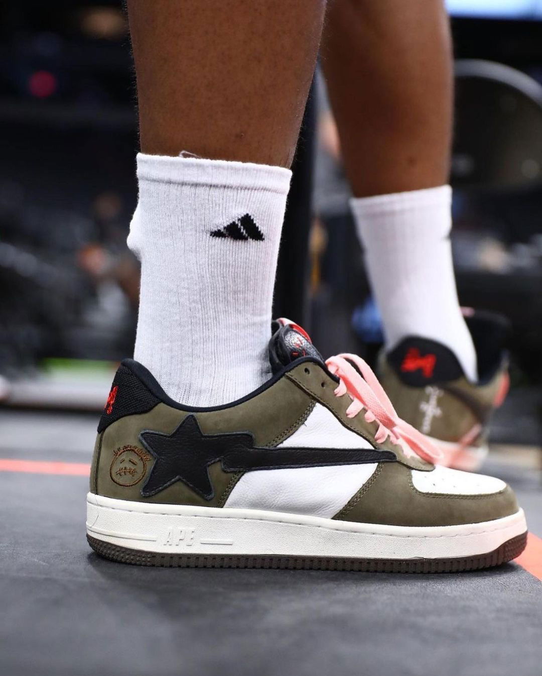 NBA 球星  DAMIAN LILLARD 於 WNBA 着用以倒鈎為設計理念客製 BAPE STA