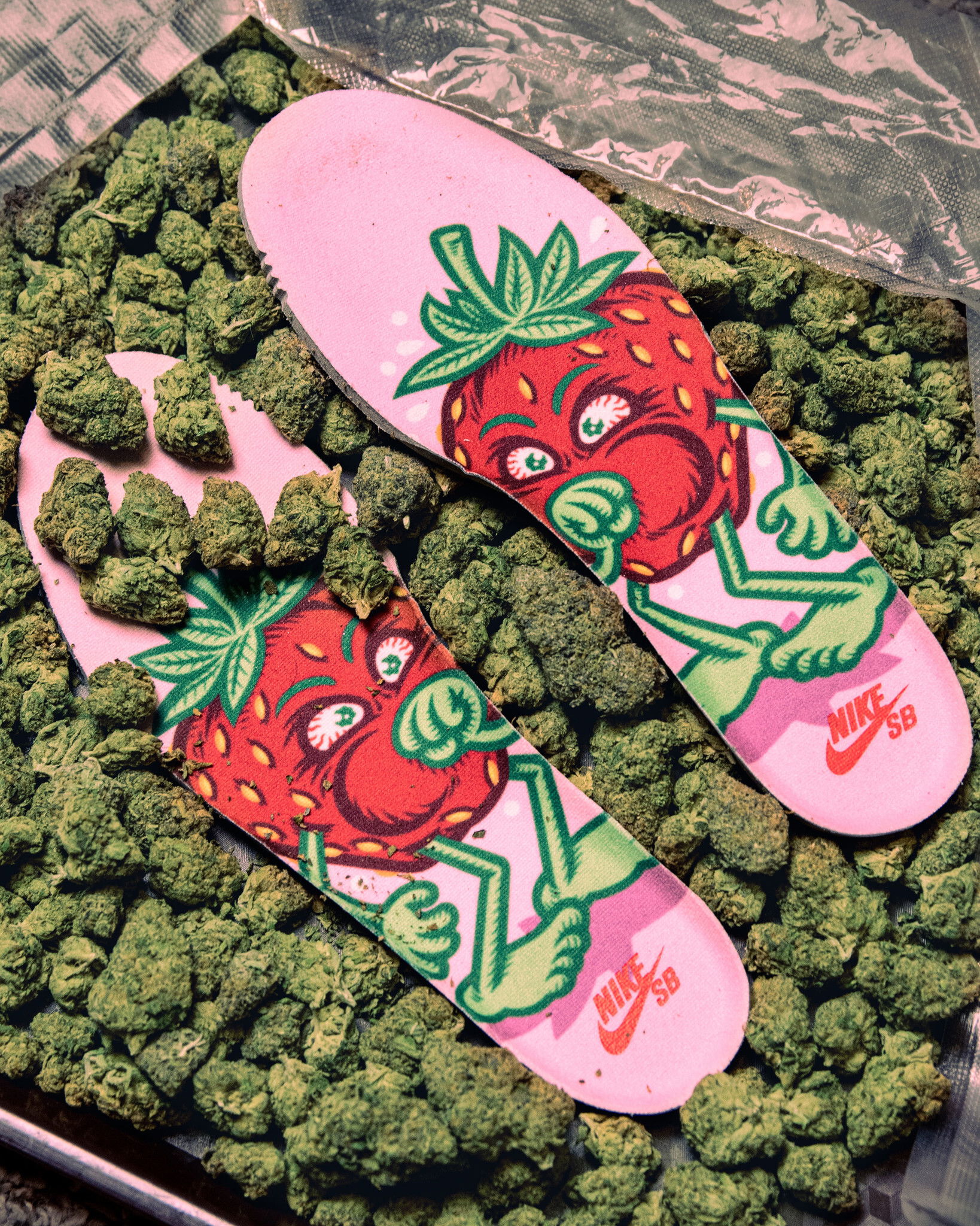 NIKE SB DUNK HIGH “STRAWBERRY COUGH”以大麻及士多啤梨為靈感打造