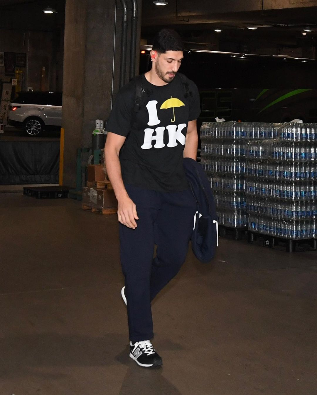 NBA 球星 ENES KANTER FREEDOM 於 IG 發佈著用「I ☂️ HK」賽前照片