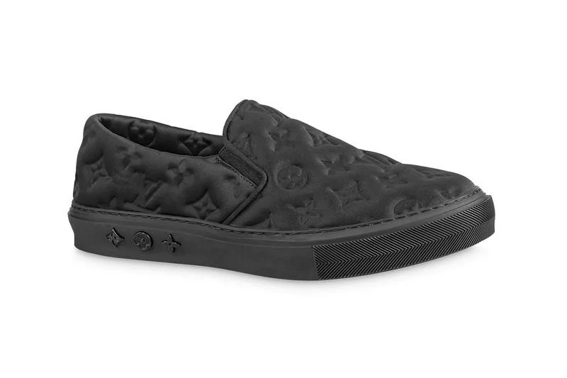 LOUIS VUITTON 推出價值 $6700 港幣黑色壓花 SLIP ON