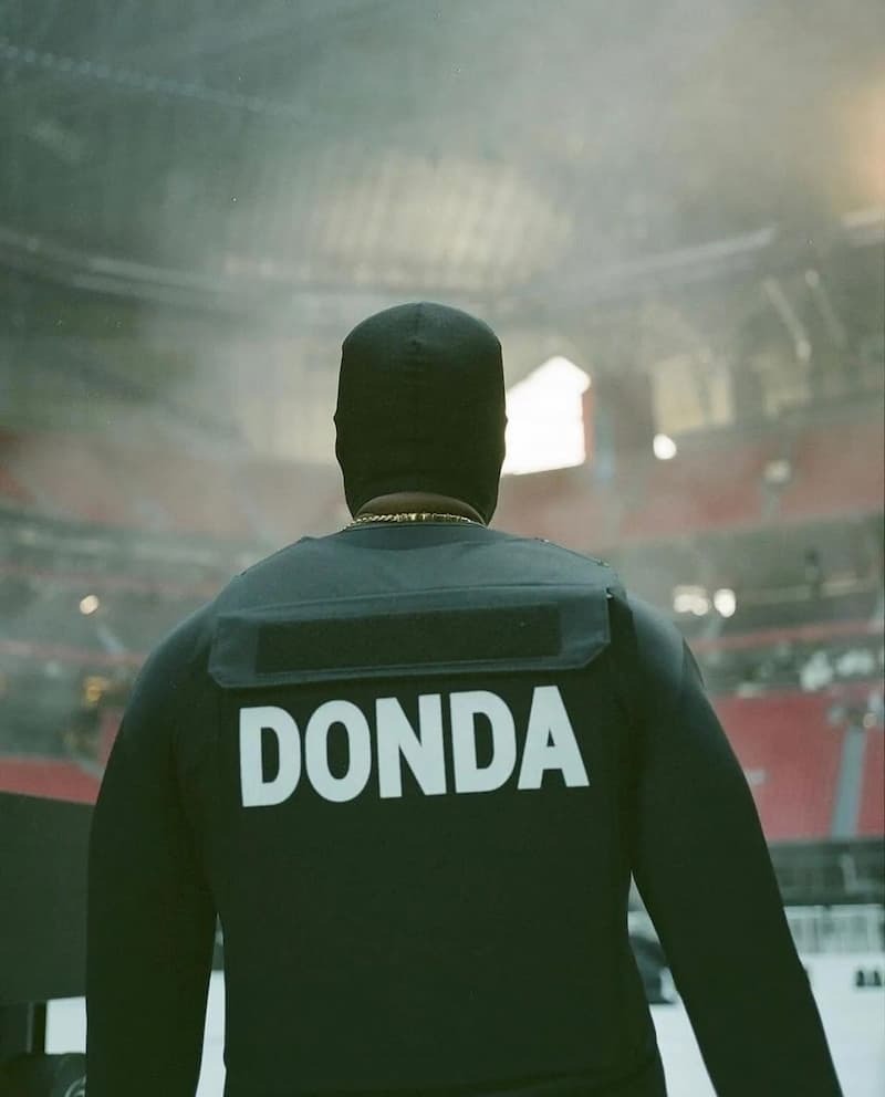 YE 專輯《DONDA2》專屬播放器 STEM PLAYER                        首日開賣賣出 1.1 萬部，金額高達 1720 萬港幣