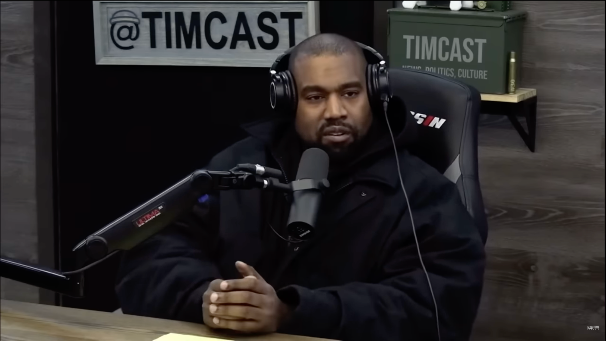 YE（KANYE WEST）接受 TIMCAST 訪問時 表示必須捍衛自己對猶太人觀點後不滿離場