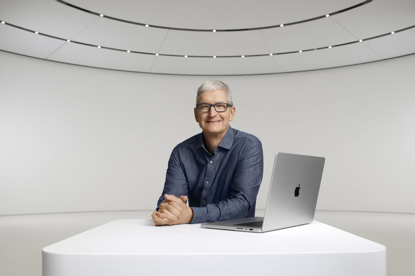 APPLE 執行長 TIM COOK 主動要求減薪 由 2022 年 9940 萬美金減至 2023 年 4900 萬美金