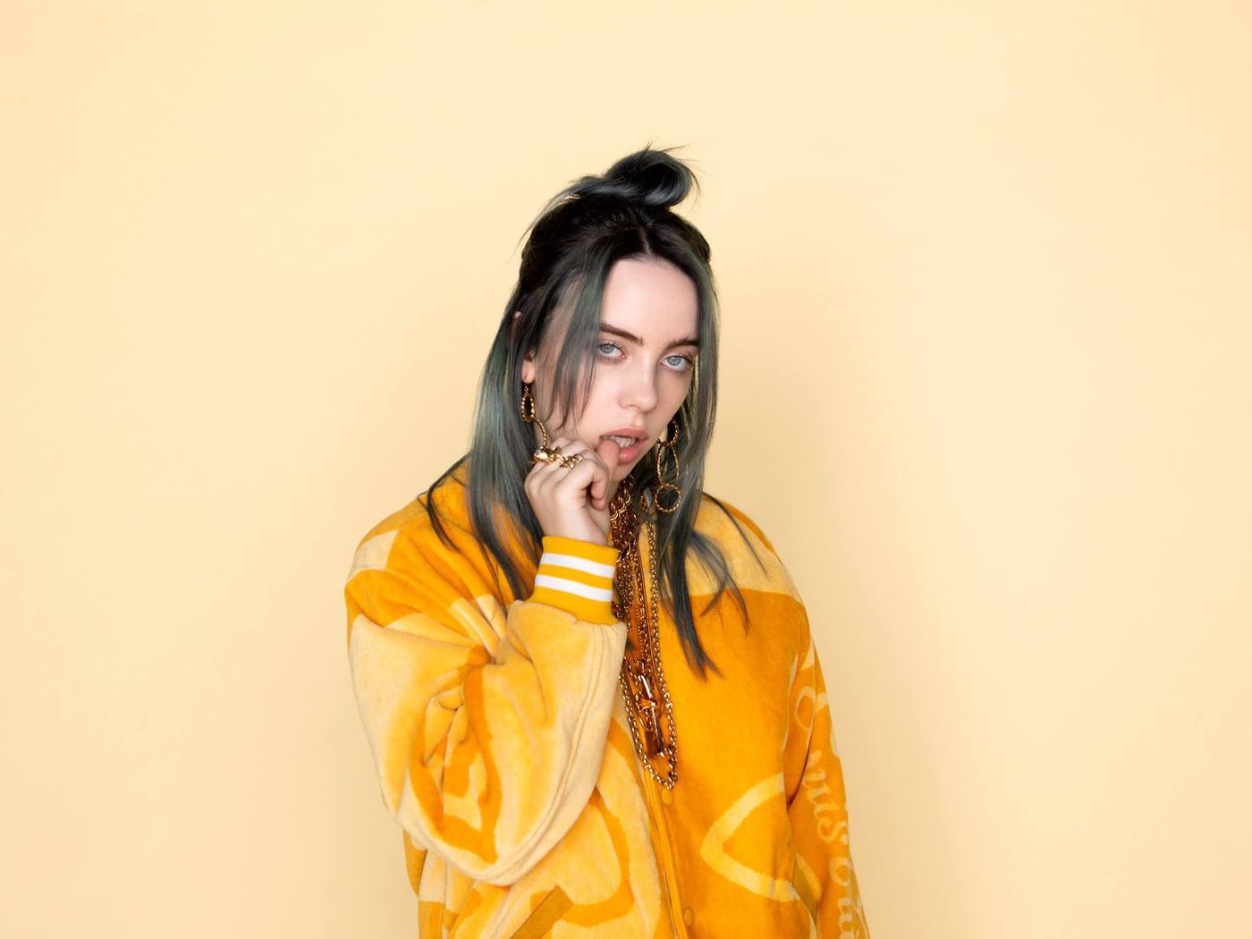 BILLIE EILISH 瘋狂 FANS 五度非法闖進住處示愛 法庭發出禁制令禁止 FANS 再度騷擾