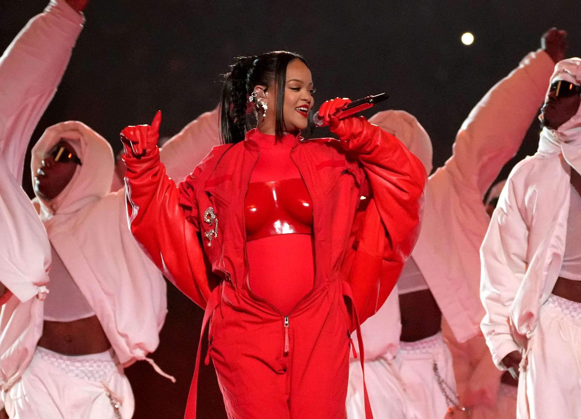 RIHANNA 為 ASAP ROCKY 誕下第一胎後 於 2023 年 SUPER BOWL 中證實再度懷孕