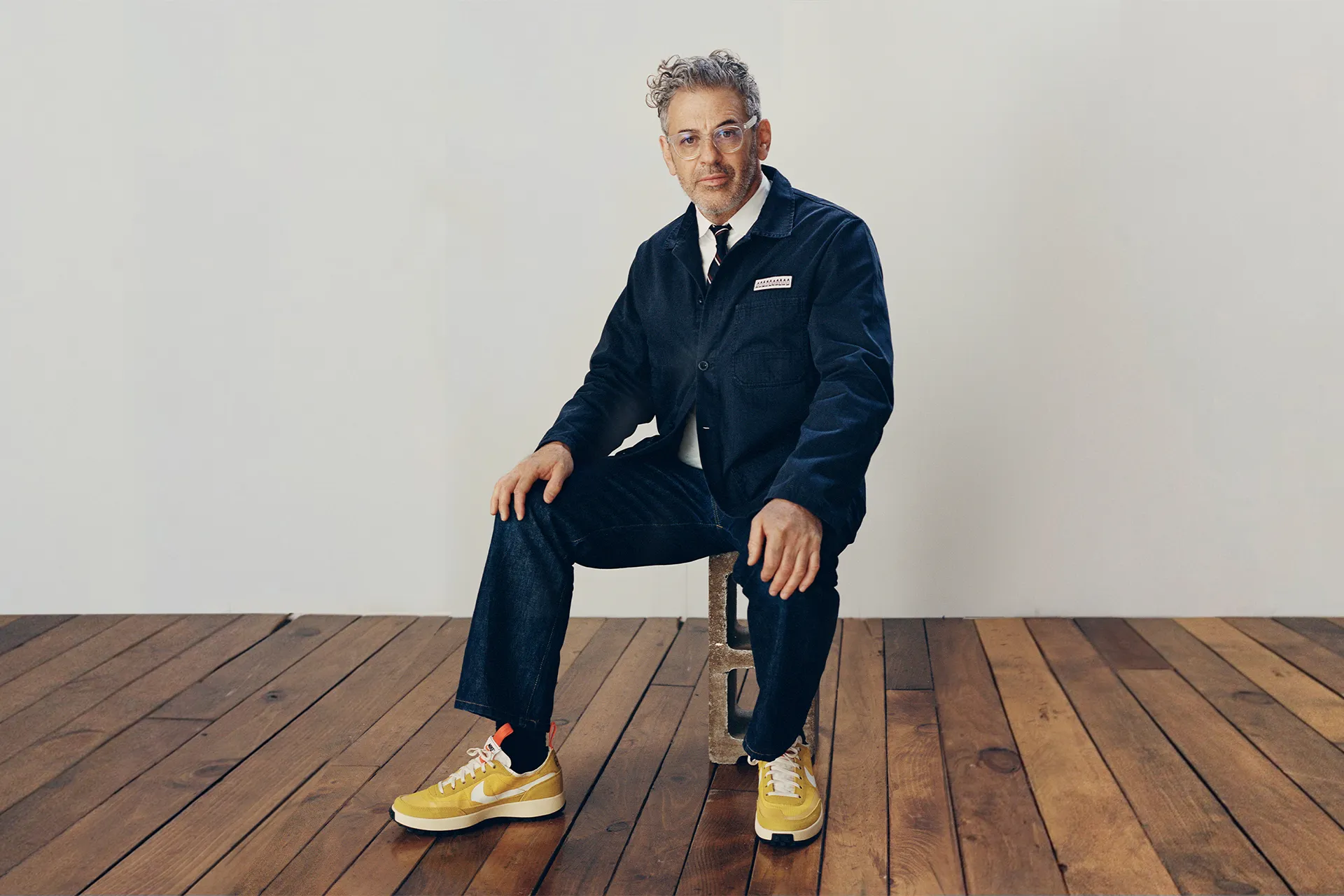 曾多次與 NIKE 聯名藝術家 TOM SACHS 遭前員工指控工作室存在侮辱女性，員工及納粹文化