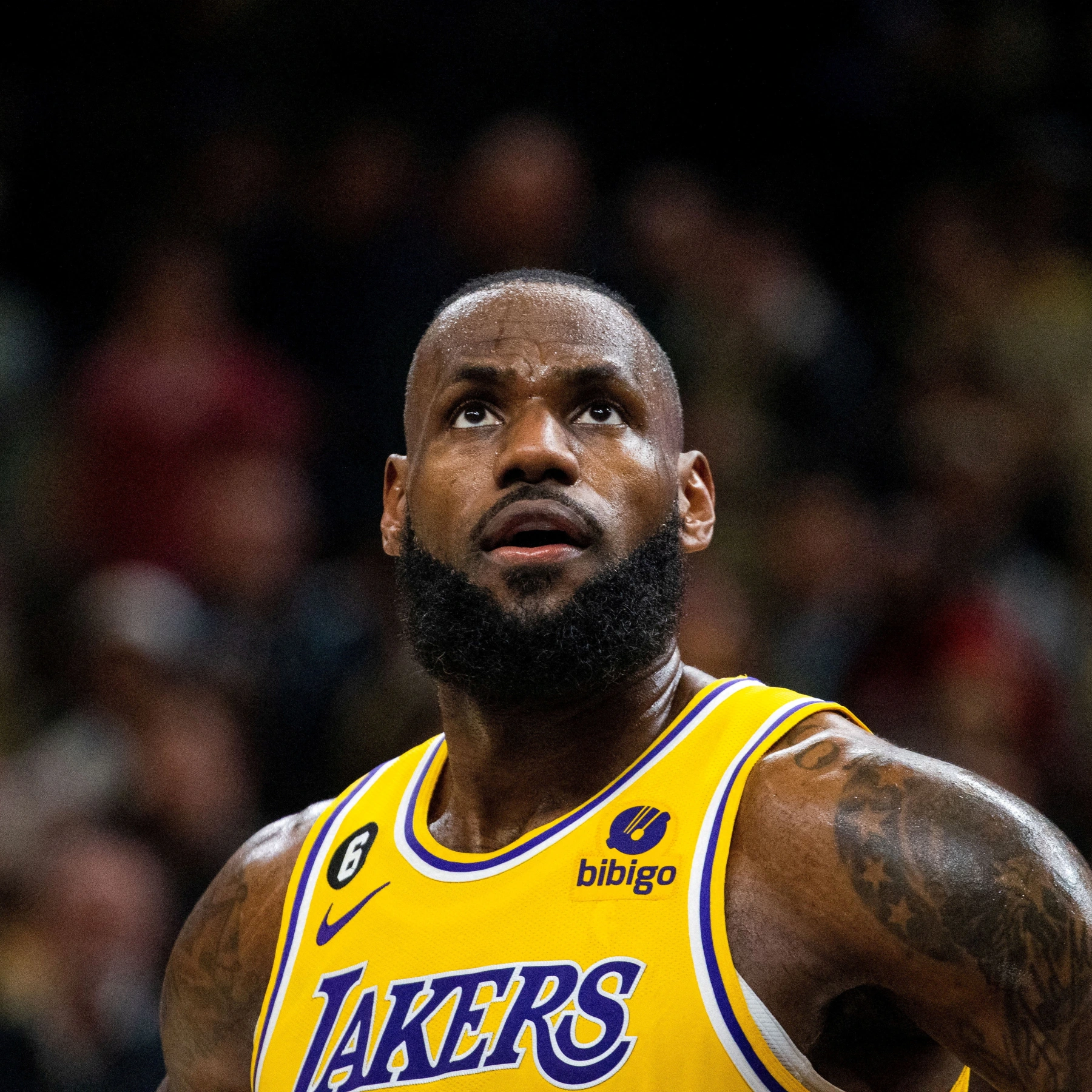 NBA 球星 LEBRON JAMES 拒絕醫生手術建議 無預警以替補身份復出對陣芝加哥公牛