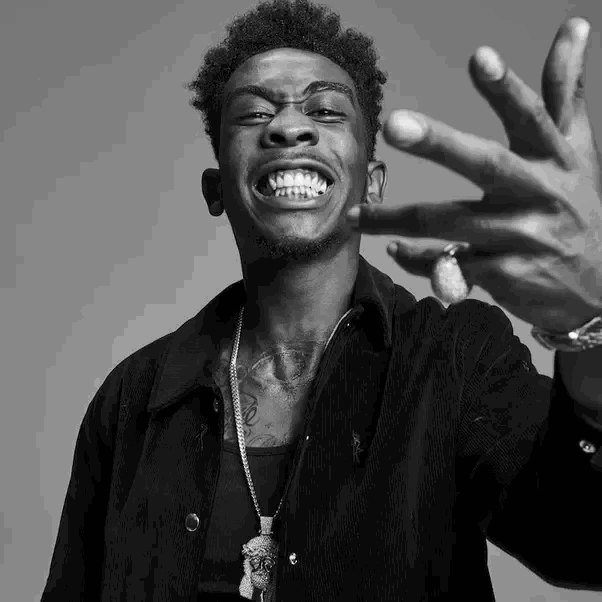 饒舌歌手 DESIIGNER 於飛機上露出下體並自慰 遭警方逮捕，最後交由 FBI 調查