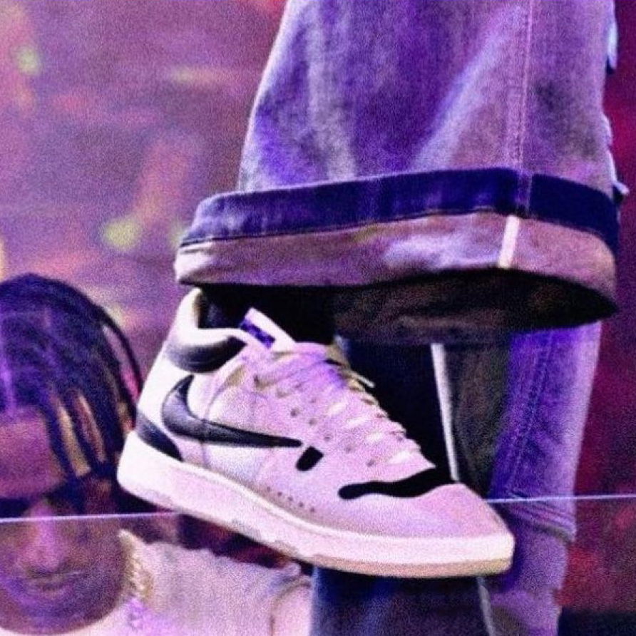 TRAVIS SCOTT 於邁阿密夜店表演時 率先着用 TRAVIS SCOTT x NIKE MAC ATTACK