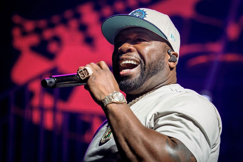 50CENT 演唱會期間將麥克風丟向台下觀眾 導致一名觀眾即時頭破血流，警方或作出起訴