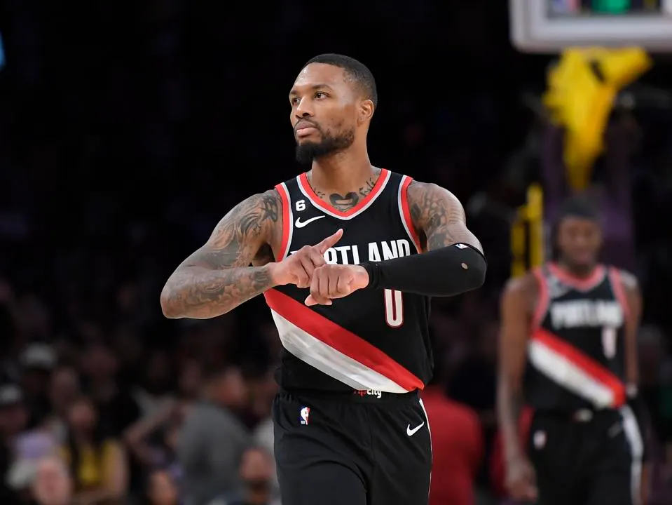 NBA 球星 DAMIAN LILLARD 被交易到公鹿，將與字母哥聯手爭奪總冠軍