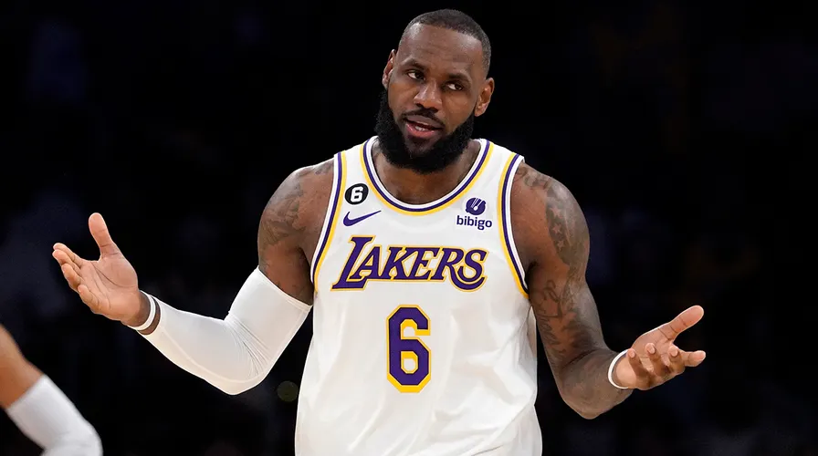 NBA 球星 LEBRON JAMES 生涯總出場時間超越 ABDUL JABBA，成為史上第一