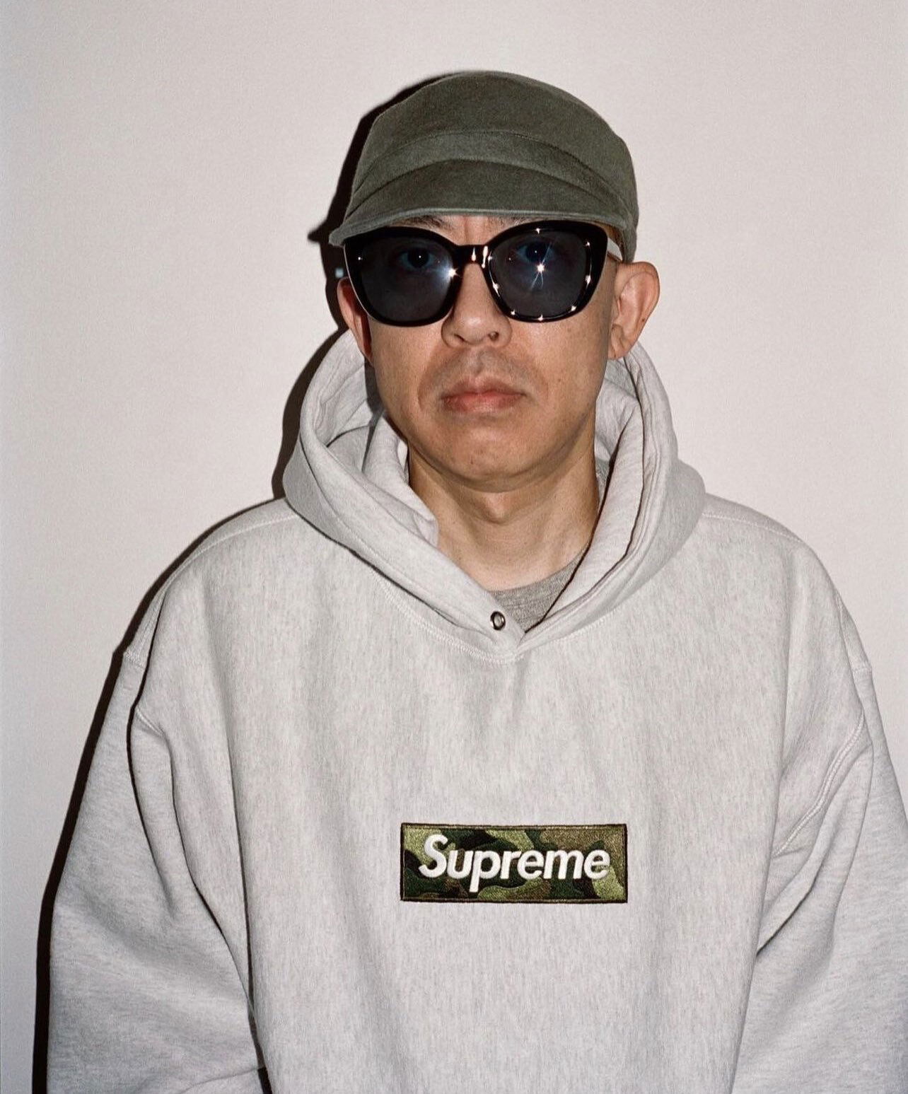 NIGO 擔任 SUPREME 造型照 MODEL 著用新版本 SUPREME 迷彩 BOX LOGO 衛衣