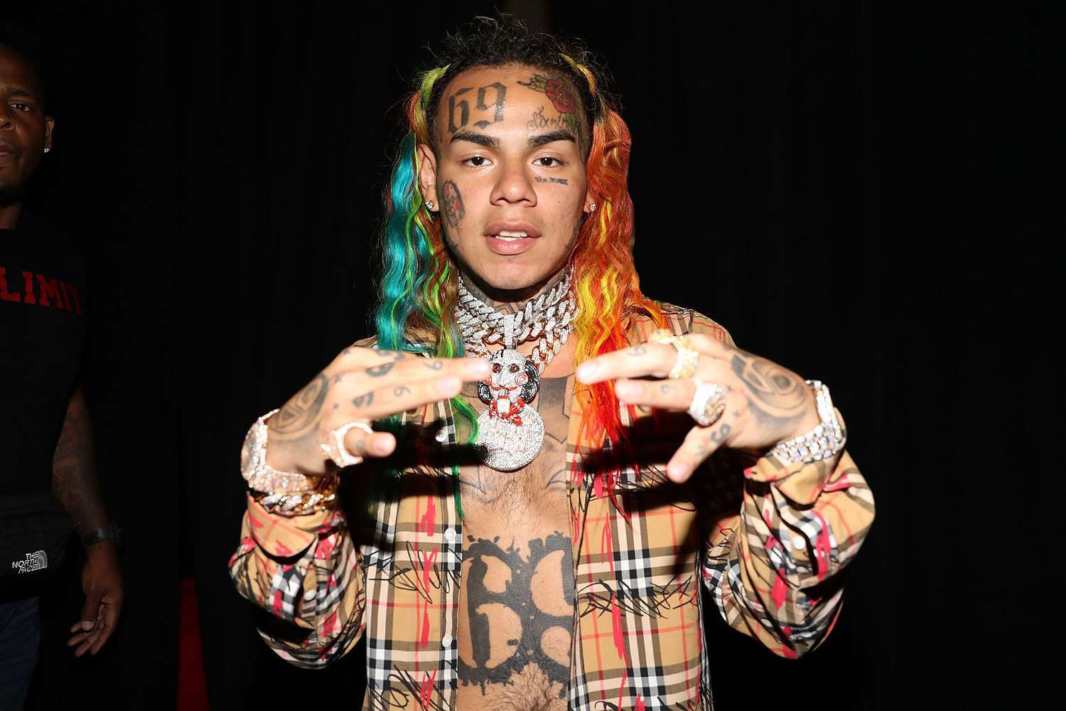 TEKASHI 6IX9INE 因未支付傷人罰款 被法院接管財產，包括勞斯萊斯及佛羅里達豪宅