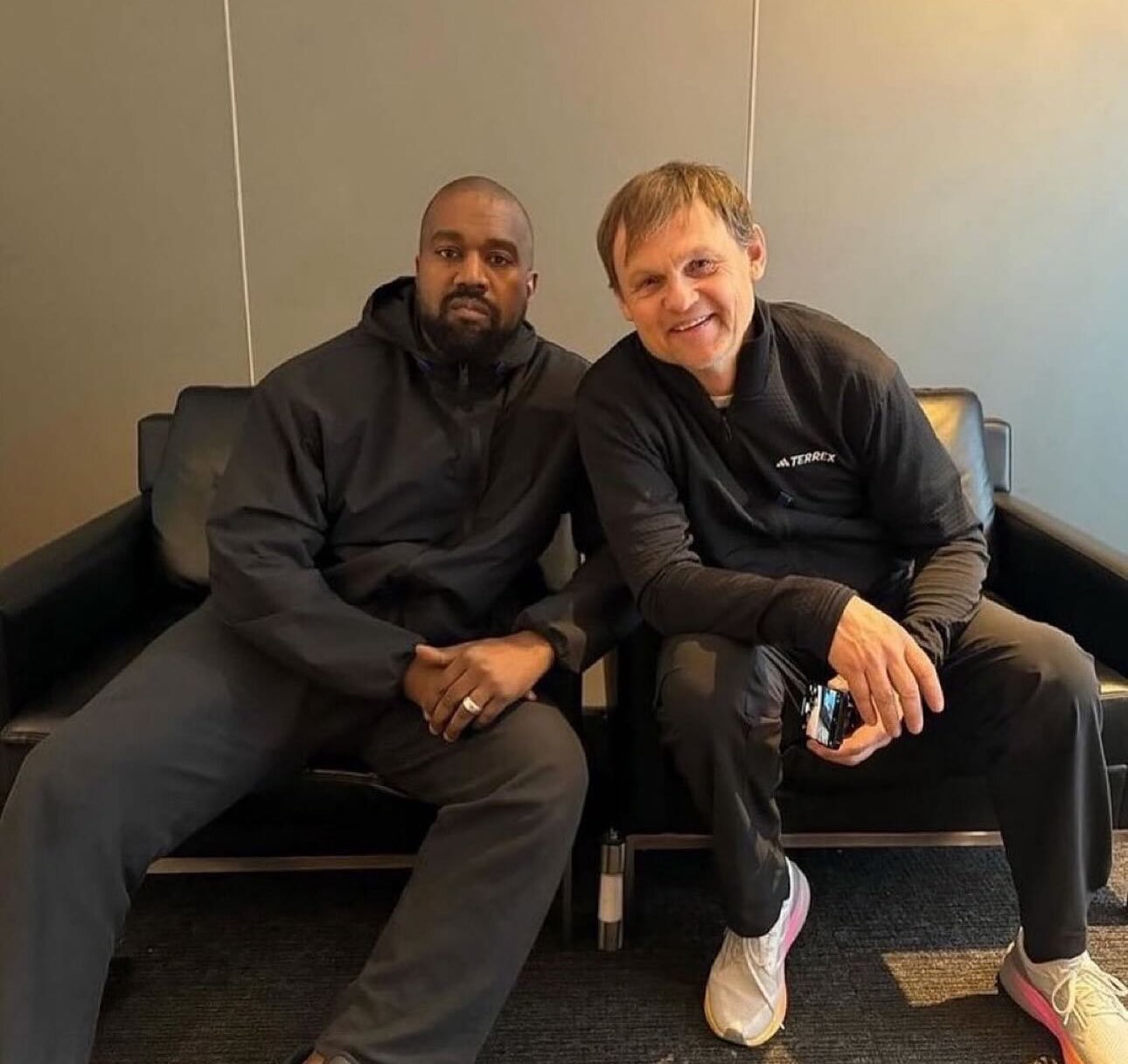 YE (KANYE WEST) 與 ADIDAS CEO 會面 表示：MAKE ADIDAS GREAT AGAIN