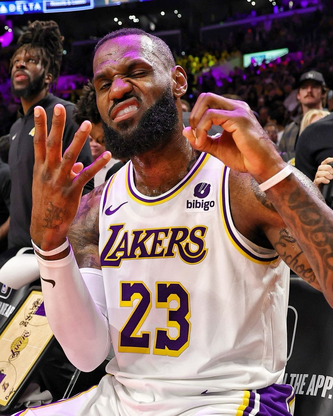 NBA 球星 LEBRON JAMES 成為 NBA 史上首位奪得 40000 分球星