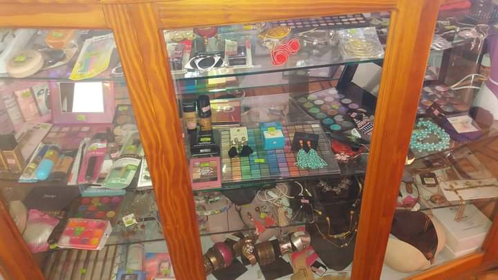 Vente de produits cosmétiques et accessoires