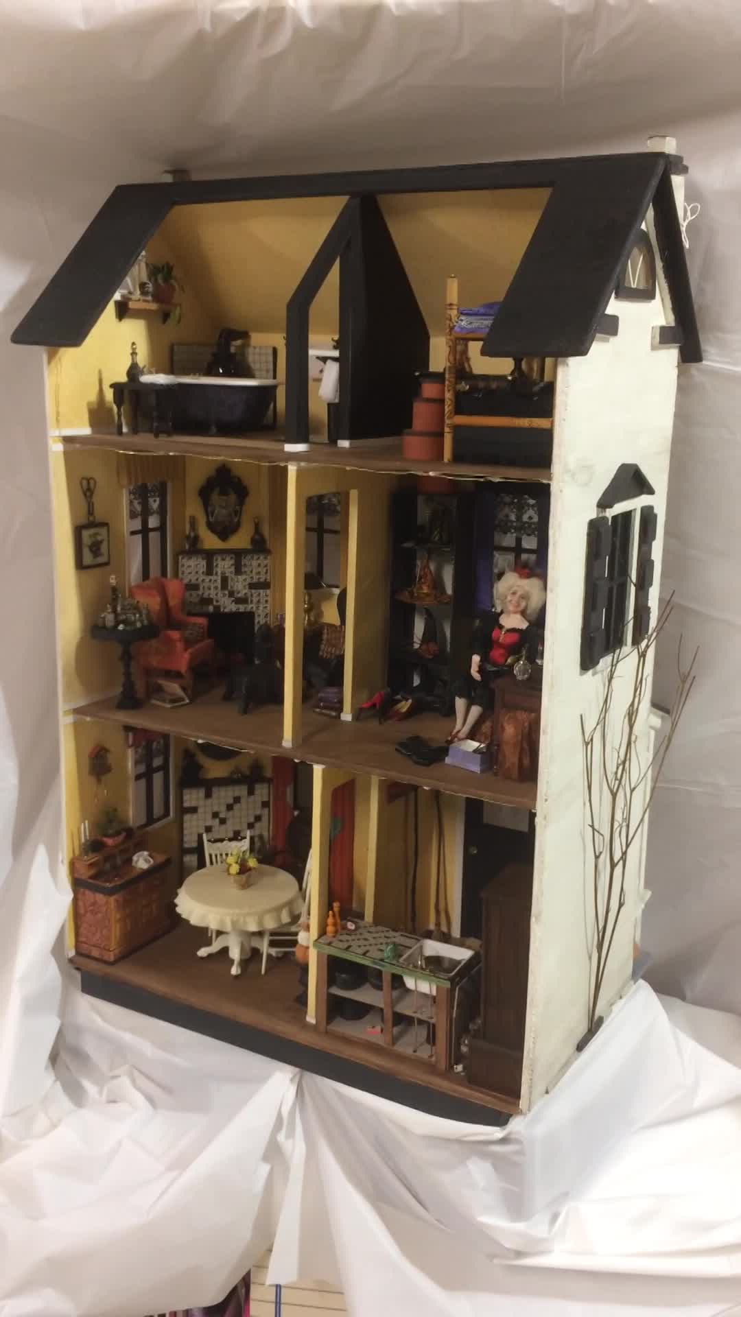 Sunni D. - First Place Dollhouses