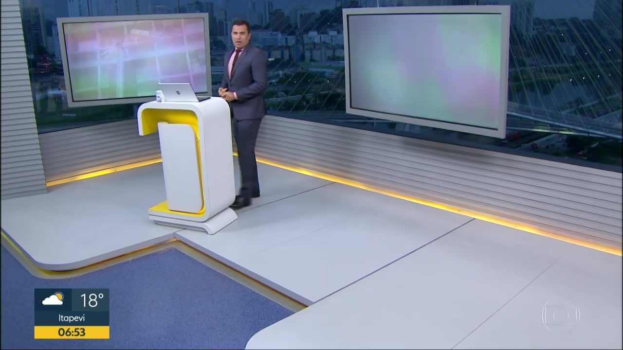 Grupo monta bloco de rua e fabrica os próprios instrumentos em São Paulo