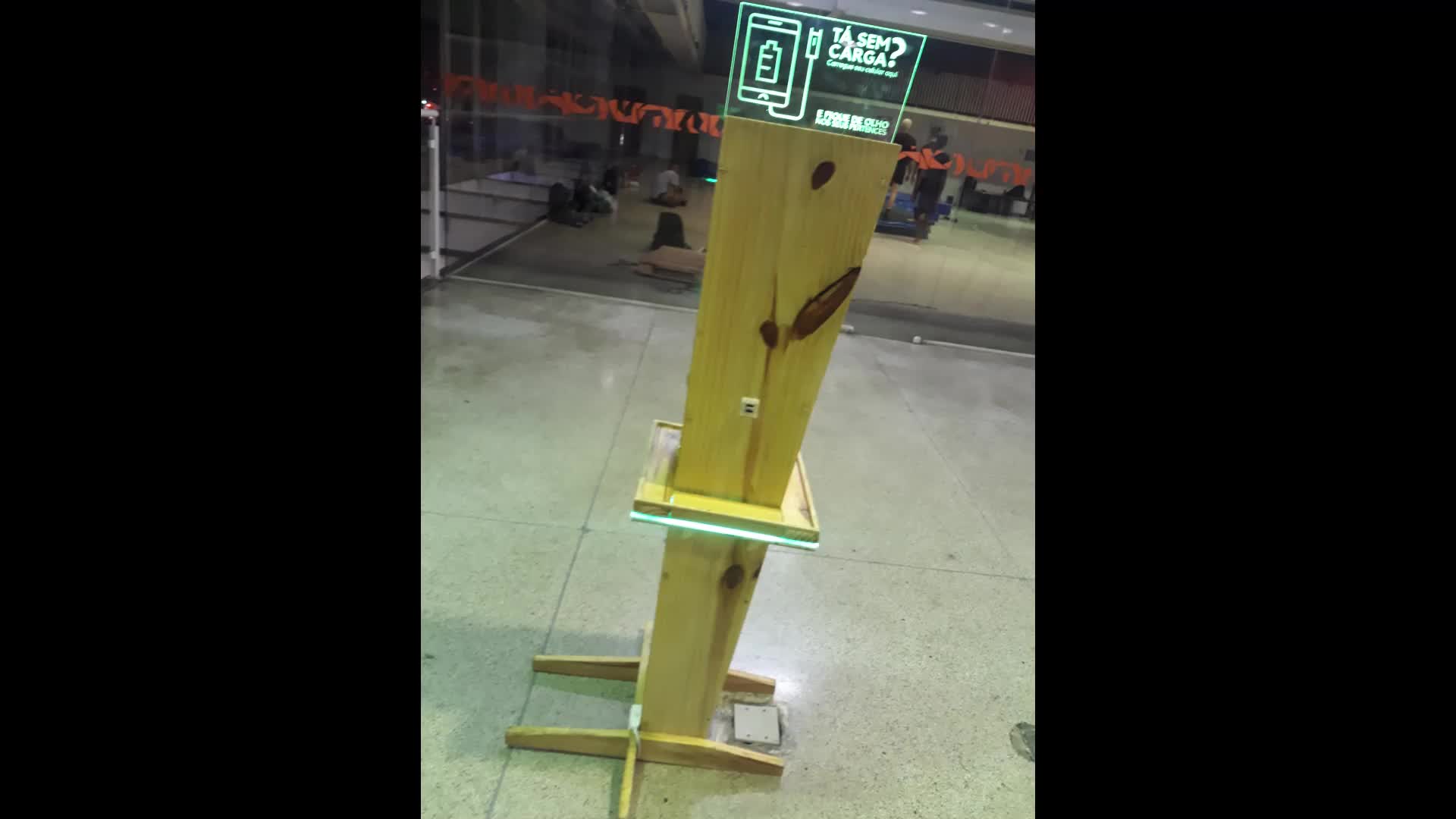 Torre para Carregar Celular