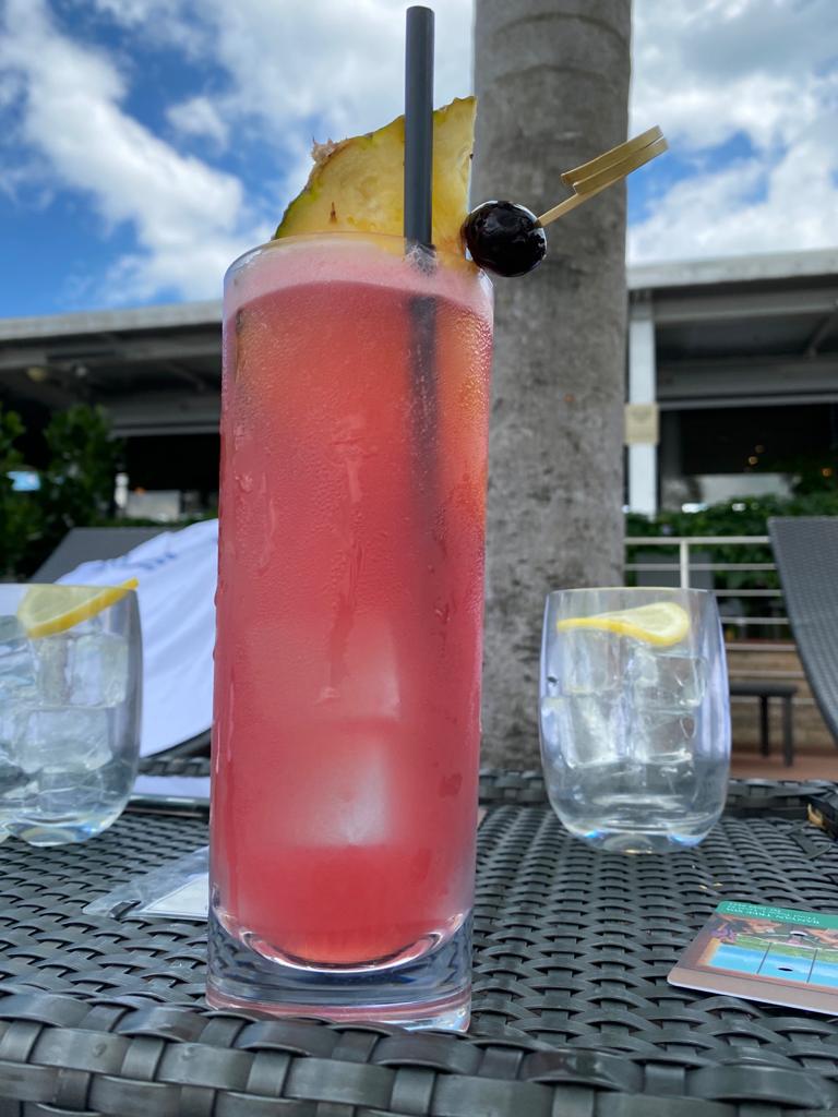Singapore Sling am Pool des Marina Bay Sands