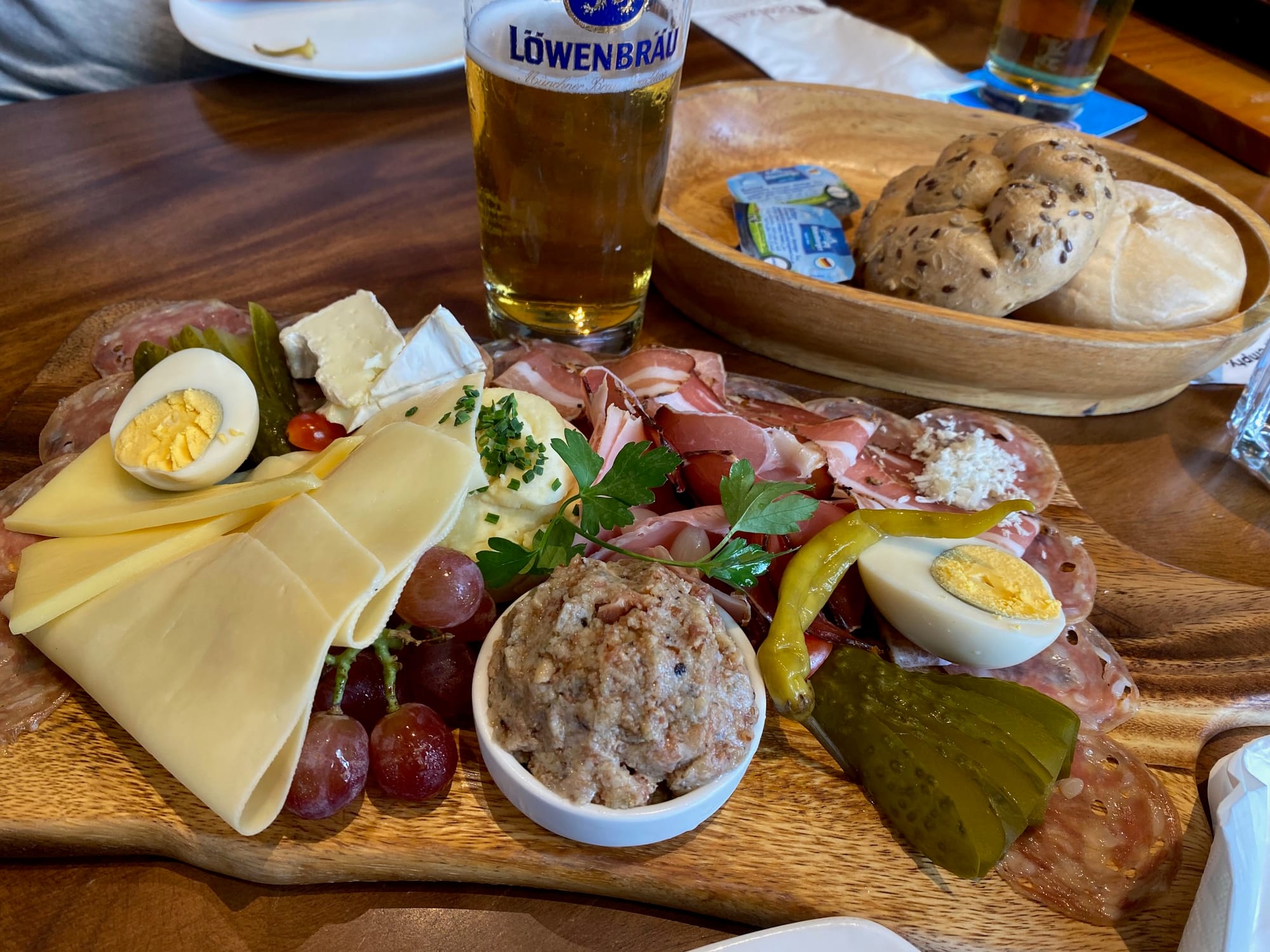 Mittagessen im deutschen Restaurant "Brotzeit"