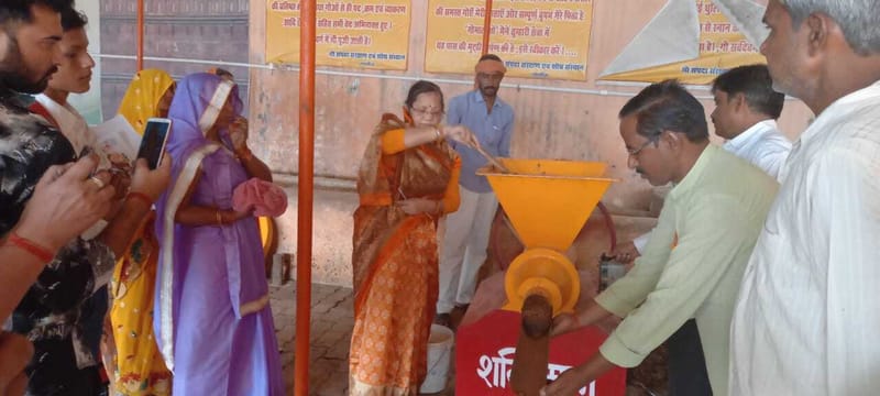 श्रीवर्धन गोशाला में पर्यावरण संरक्षण के लिए मंगाई गई गोबर से लकड़ी जैससे तख्ते बनाने की मशीन  -जावेद अख्तर