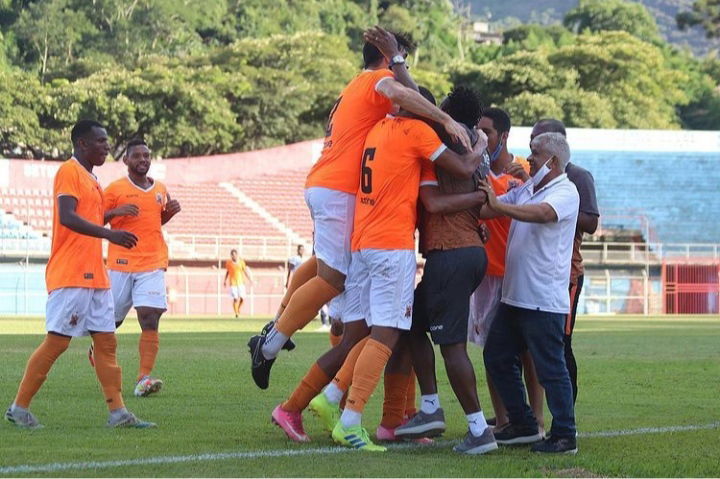 NOVA IGUAÇU VENCE E SEGUE NA VICE-LIDERANÇA