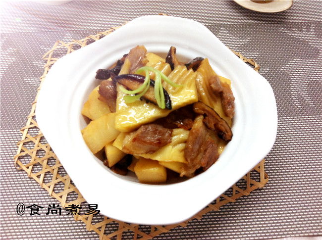 Vitello con bambù e funghi 双冬牛肉