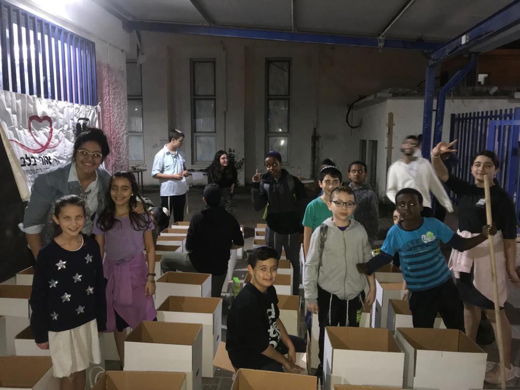כל החניכים אורזים ומכינים את החבילות לשליחה