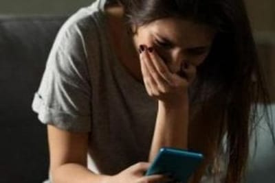 Maestra d'asilo licenziata dalla Preside per un filmino Hard inviato dal suo ex!