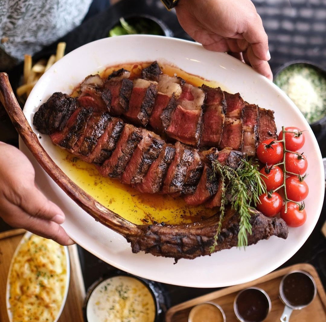 Tomahawk - Vezzo Steak & Wine