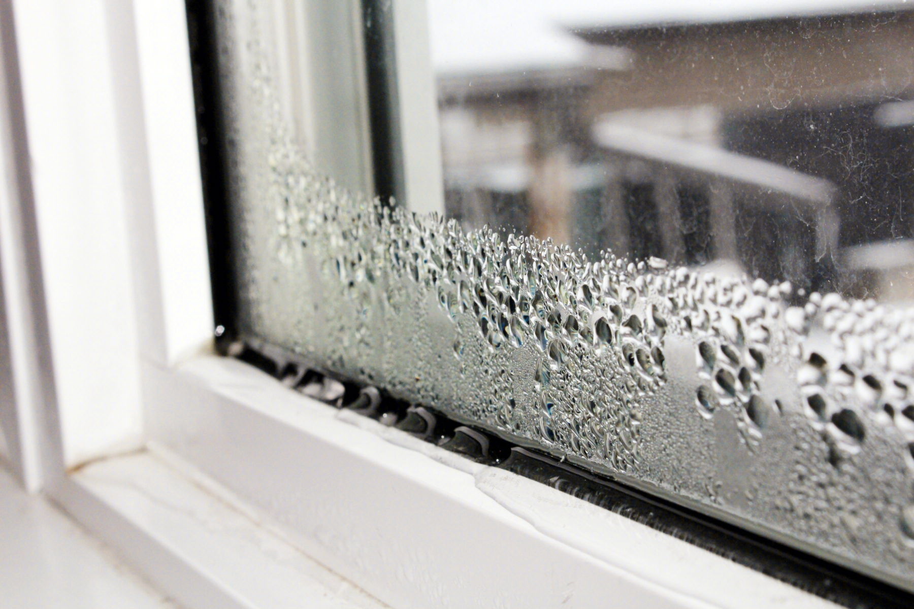 Causes and measures for fogging in insulating glass of doors and windows.