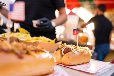 Réinventez la Pause Déjeuner en Entreprise avec Notre Food Truck Hot Dog et Burger à Lyon et ses Environs